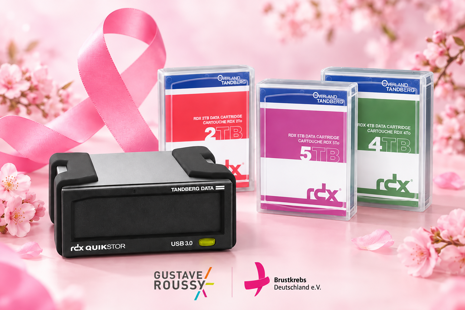Cartouches de données colorées et lecteur USB 3.0 avec fleurs roses et ruban rose en arrière-plan, logos de soutien contre le cancer du sein.